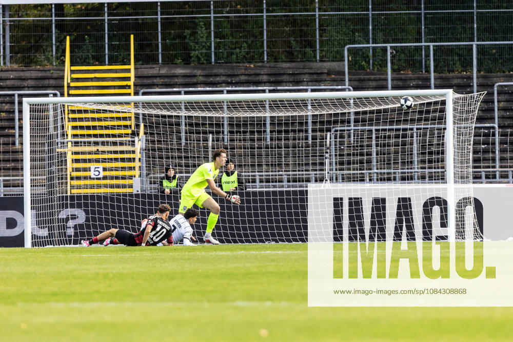 SSV Ulm 1846 Fußball vs. Eintracht Frankfurt II, Fussball, Regionalliga Südwest, 11. Spieltag, Donaustadion Ulm 10.10.26 Jonas Bauer (Eintracht Frankfurt II, 10) knapp am Tor vorbei v.l. Jonas Bauer (Eintracht Frankfurt II, 10), Robin Mantel (SSV Ulm 1846 Fußball, 30), Alexandre Azevedo (SSV Ulm 1846 Fußball, 03) SSV Ulm 1846 Fußball vs. Eintracht Frankfurt II, Fussball, Regionalliga Südwest, 11. Spieltag, Donaustadion Ulm 10.10.26 Foto: Lucca Fundel Ulm Donaustadion Baden-Württemberg Deutschland