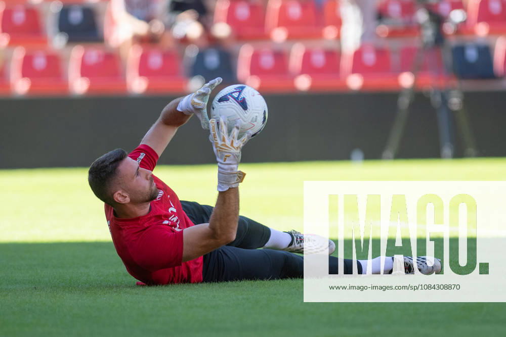 ESP: LaLiga EA Sports Rayo Vallecano v Athletic Club Unai Simon of Athletic warms up during LaLiga EA Sports between Rayo Vallecano v Athletic Club played at Vallecas Stadium in Madrid on October 10, 2026 in Spain Spain Futbol
