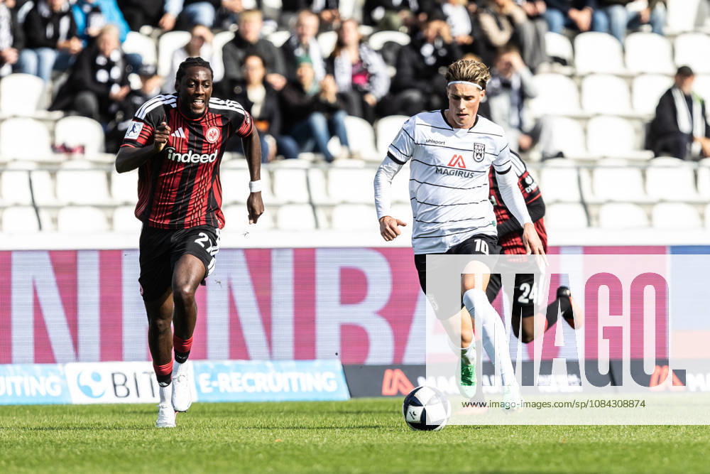 SSV Ulm 1846 Fußball vs. Eintracht Frankfurt II, Fussball, Regionalliga Südwest, 11. Spieltag, Donaustadion Ulm 10.10.26 v.l. Collin Owusu Etse (Eintracht Frankfurt II, 27), Oliver Wähling (SSV Ulm 1846 Fußball, 10) SSV Ulm 1846 Fußball vs. Eintracht Frankfurt II, Fussball, Regionalliga Südwest, 11. Spieltag, Donaustadion Ulm 10.10.26 Foto: Lucca Fundel Ulm Donaustadion Baden-Württemberg Deutschland