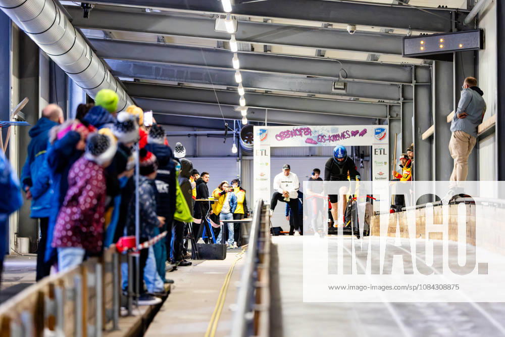 GER, Bob Bobsport, Saison 26 27, Maenner, Zentrale Leistungspruefung im Bobsport Anschubtest Traditionell haben sich die deutschen Piloten im Bobsport gemeinsam mit ihren Anschiebern in Oberhof zum Kräftemessen getroffen. 98559 Oberhof LOTTO Thüringen EISARENA Oberhof Trainingshalle Startanlage Thüringen Deutschland