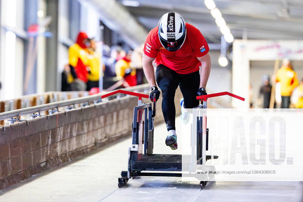 GER, Bob Bobsport, Saison 26 27, Maenner, Zentrale Leistungspruefung im Bobsport Anschubtest Traditionell haben sich die deutschen Piloten im Bobsport gemeinsam mit ihren Anschiebern in Oberhof zum Kräftemessen getroffen. 98559 Oberhof LOTTO Thüringen EISARENA Oberhof Trainingshalle Startanlage Thüringen Deutschland