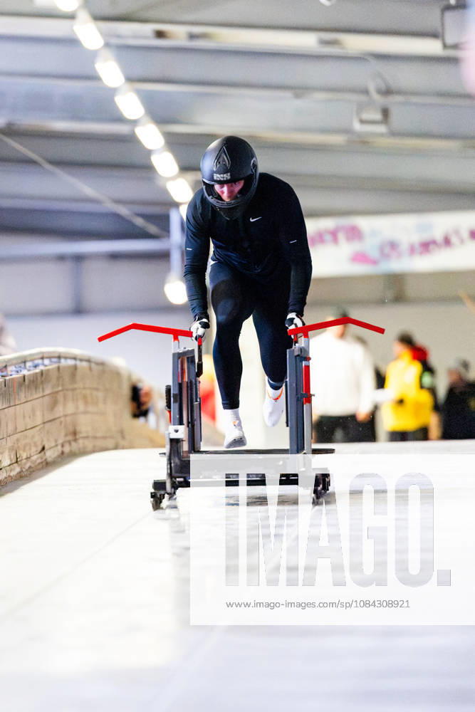 GER, Bob Bobsport, Saison 26 27, Maenner, Zentrale Leistungspruefung im Bobsport Anschubtest Traditionell haben sich die deutschen Piloten im Bobsport gemeinsam mit ihren Anschiebern in Oberhof zum Kräftemessen getroffen. 98559 Oberhof LOTTO Thüringen EISARENA Oberhof Trainingshalle Startanlage Thüringen Deutschland