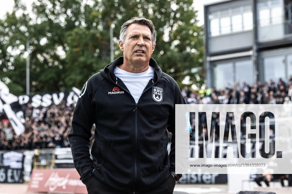 SSV Ulm 1846 Fußball vs. Eintracht Frankfurt II, Fussball, Regionalliga Südwest, 11. Spieltag, Donaustadion Ulm 10.10.26 Freisteller Einzelbild Portrait Porträt Alois Schwartz (SSV Ulm 1846 Fussball, Trainer und sportlicher Leiter) SSV Ulm 1846 Fußball vs. Eintracht Frankfurt II, Fussball, Regionalliga Südwest, 11. Spieltag, Donaustadion Ulm 10.10.26 Foto: Lucca Fundel Ulm Donaustadion Baden-Württemberg Deutschland
