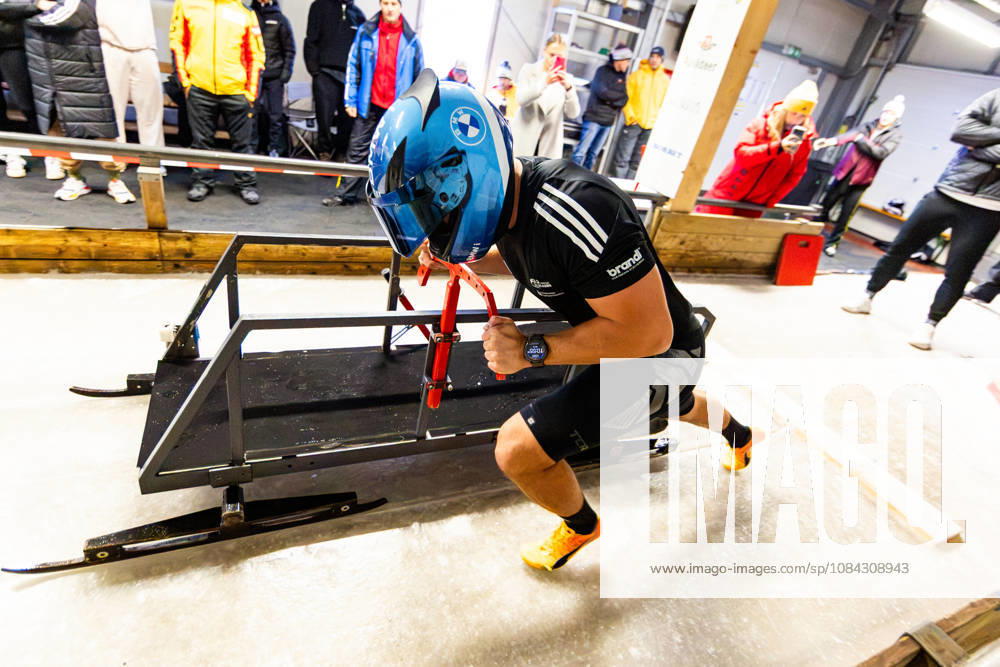 GER, Bob Bobsport, Saison 26 27, Maenner, Zentrale Leistungspruefung im Bobsport Anschubtest Traditionell haben sich die deutschen Piloten im Bobsport gemeinsam mit ihren Anschiebern in Oberhof zum Kräftemessen getroffen. 98559 Oberhof LOTTO Thüringen EISARENA Oberhof Trainingshalle Startanlage Thüringen Deutschland