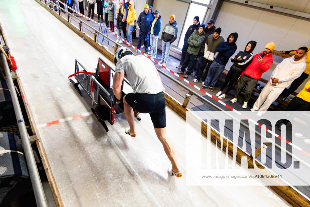 GER, Bob Bobsport, Saison 26 27, Maenner, Zentrale Leistungspruefung im Bobsport Anschubtest Traditionell haben sich die deutschen Piloten im Bobsport gemeinsam mit ihren Anschiebern in Oberhof zum Kräftemessen getroffen. 98559 Oberhof LOTTO Thüringen EISARENA Oberhof Trainingshalle Startanlage Thüringen Deutschland