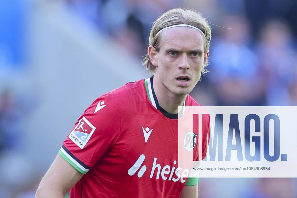 Stefan Teitur Thordarson (Hannover 96) schaut enttaeuscht waehrend des spiels der 2. Bundesliga zwischen 1. FC Magdeburg und Hannover 96, Avnet Arena am 10. October 2026 in Magdeburg, Deutschland. (Foto von Marco Steinbrenner DeFodi Images) +++ Stefan Teitur Thordarson (Hannover 96) looks dejected during the 2nd Bundesliga match between 1. FC Magdeburg and Hannover 96 at Avnet Arena on October 10, 2026 in Magdeburg, Germany. (Photo by Marco Steinbrenner DeFodi Images) DFB DFL REGULATIONS PROHIBIT ANY USE OF PHOTOGRAPHS AS IMAGE SEQUENCES AND OR QUASI-VIDEO. (Photo by Marco Steinbrenner DeFodi Images) -