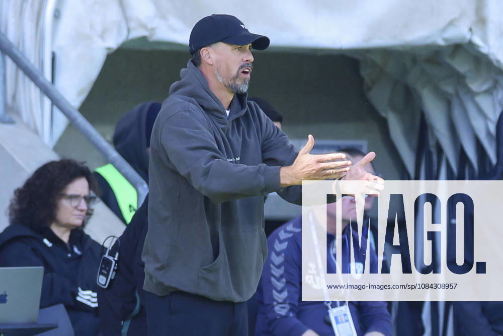 Trainer Sandro Wagner (Hannover 96) schaut enttaeuscht waehrend des spiels der 2. Bundesliga zwischen 1. FC Magdeburg und Hannover 96, Avnet Arena am 10. October 2026 in Magdeburg, Deutschland. (Foto von Marco Steinbrenner DeFodi Images) +++ Trainer Sandro Wagner (Hannover 96) looks dejected during the 2nd Bundesliga match between 1. FC Magdeburg and Hannover 96 at Avnet Arena on October 10, 2026 in Magdeburg, Germany. (Photo by Marco Steinbrenner DeFodi Images) DFB DFL REGULATIONS PROHIBIT ANY USE OF PHOTOGRAPHS AS IMAGE SEQUENCES AND OR QUASI-VIDEO. (Photo by Marco Steinbrenner DeFodi Images) -