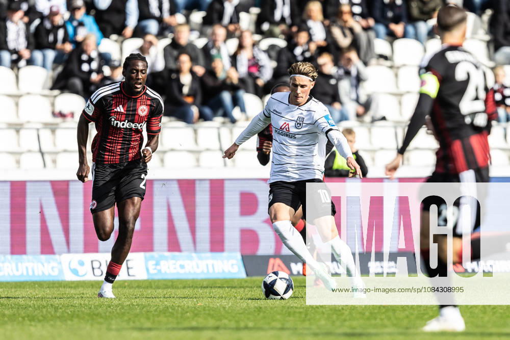 SSV Ulm 1846 Fußball vs. Eintracht Frankfurt II, Fussball, Regionalliga Südwest, 11. Spieltag, Donaustadion Ulm 10.10.26 v.l. Collin Owusu Etse (Eintracht Frankfurt II, 27), Oliver Wähling (SSV Ulm 1846 Fußball, 10) SSV Ulm 1846 Fußball vs. Eintracht Frankfurt II, Fussball, Regionalliga Südwest, 11. Spieltag, Donaustadion Ulm 10.10.26 Foto: Lucca Fundel Ulm Donaustadion Baden-Württemberg Deutschland