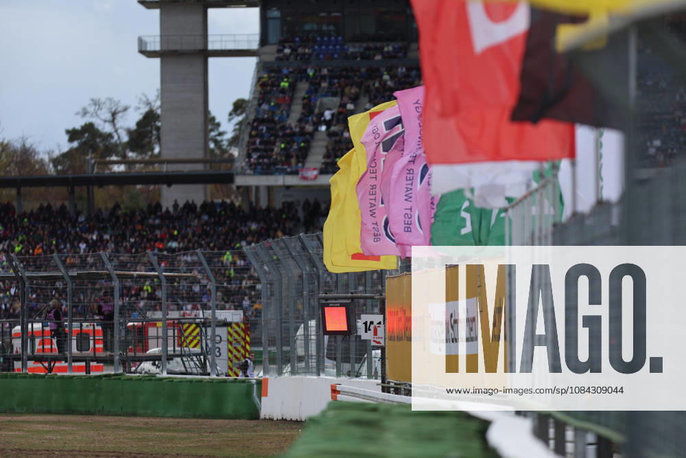 Hockenheim, Deutschland 09.- 11. Oktober 2026: DTM - 2026 - Saisonfinale - Hockenheimring - Samstag Rennen 1 Im Bild: Rote Flagge bei der DTM, im Hintergrund eine volle Tribüne Tribuene Hockenheimring Baden Württemberg