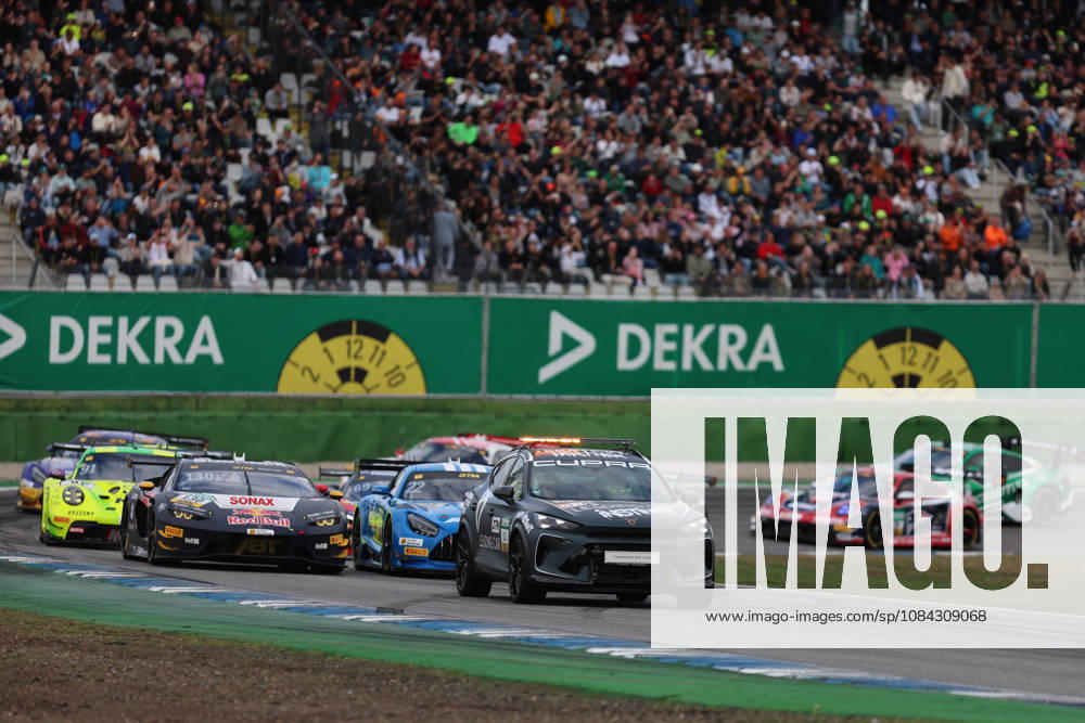 Hockenheim, Deutschland 09.- 11. Oktober 2026: DTM - 2026 - Saisonfinale - Hockenheimring - Samstag Rennen 1 Im Bild: Cupra DTM Safetycar mit dem Feld in Formation Hockenheimring Baden Württemberg