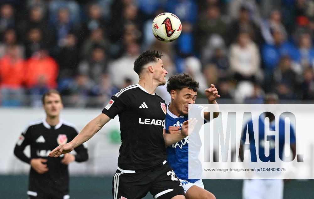 Fussball 2.Bundesliga, SV Darmstadt 98 - Energie Cottbus v.l. Axel Borgmann (FC Engerie Cottbus), William Mikelbrencis (SV Darmstadt 98) Kopfball, Kopfballduell Darmstadt