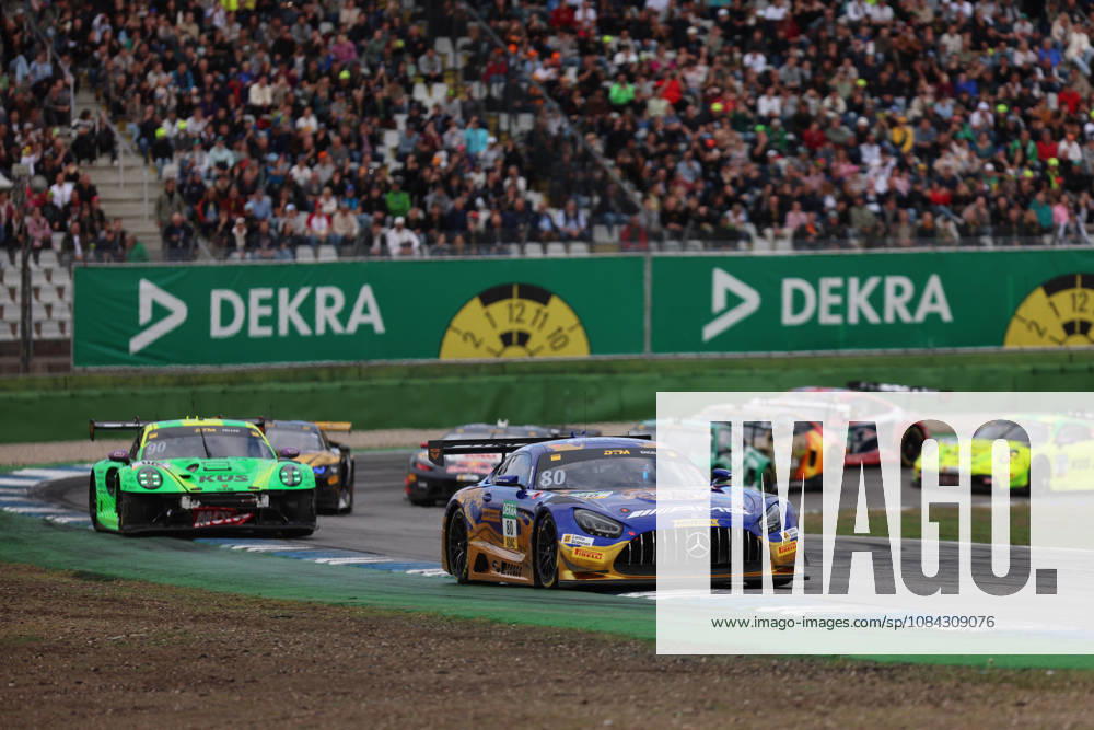 Hockenheim, Deutschland 09.- 11. Oktober 2026: DTM - 2026 - Saisonfinale - Hockenheimring - Samstag Rennen 1 Im Bild: Maro Engel (GER 80) vor Ricardo Feller (SUI 90) mit kaputtem Auto Hockenheimring Baden Württemberg