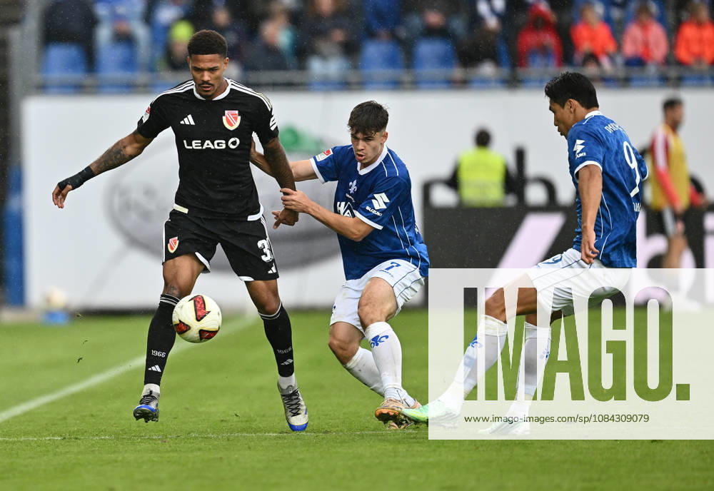 Fussball 2.Bundesliga, SV Darmstadt 98 - Energie Cottbus v.l. Justin Butler (FC Engerie Cottbus), Noah Weißhaupt Weisshaupt (SV Darmstadt 98), Ho-jae Ho jae Lee (SV Darmstadt 98) Darmstadt