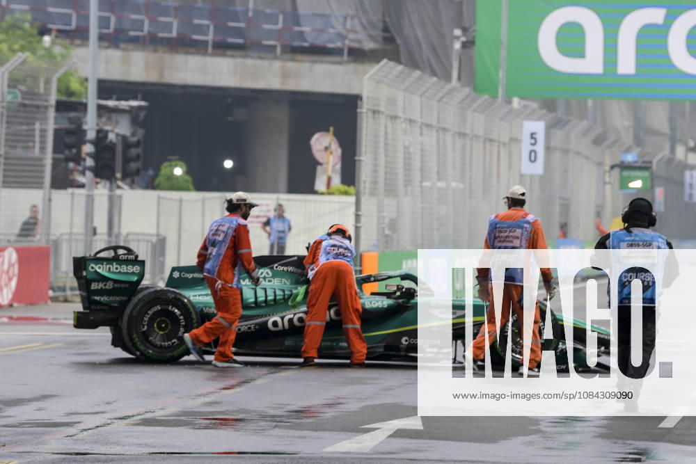 George Russell of Mercedes car is removed by marshalls after he and Sergio Perez of Cadillac collided during the sprint on Saturday 10th October , Singapore Grand Prix 2026, Marina Bay Street Circuit. Formula 1: Singapore Grand Prix 2026 - ZUMAc251 20261010_znp_c251_030