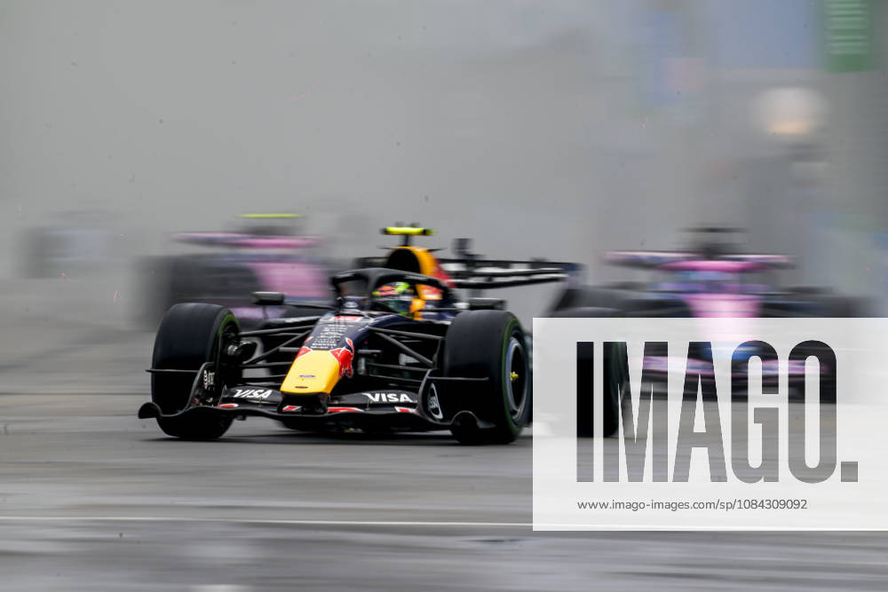 Lando Norris of McLaren leads the pack Saturday 10th October , Singapore Grand Prix 2026, Marina Bay Street Circuit. Singapore Singapore - ZUMAc251 20261010_znp_c251_024