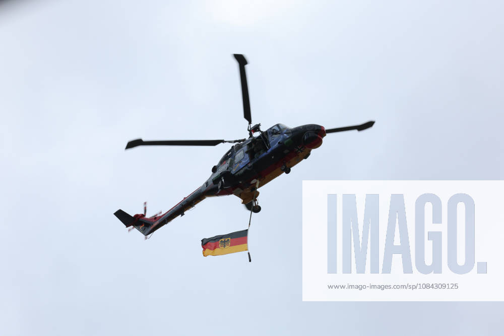 Hockenheim, Deutschland 09.- 11. Oktober 2026: DTM - 2026 - Saisonfinale - Hockenheimring - Samstag Rennen 1 Im Bild: Bundeswehr Luftwaffe Helikopter mit Deutschlandflagge Hockenheimring Baden Württemberg