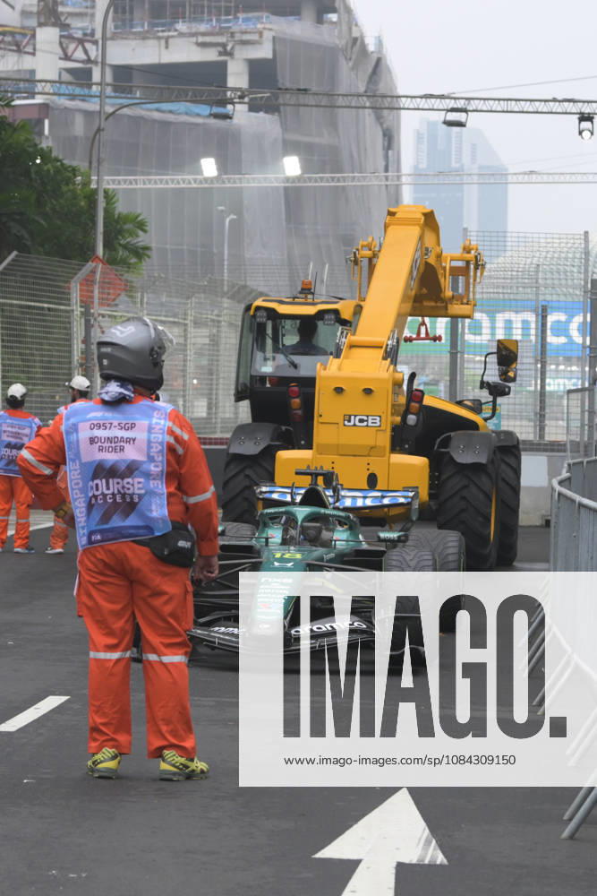 George Russell of Mercedes car is removed by marshalls after he and Sergio Perez of Cadillac collide during the sprint on Saturday 10th October , Singapore Grand Prix 2026, Marina Bay Street Circuit. Formula 1: Singapore Grand Prix 2026 - ZUMAc251 20261010_znp_c251_049