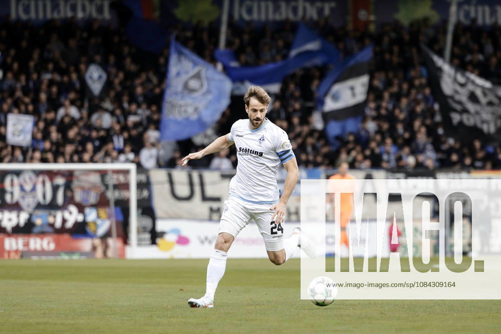 Fussball 3.Liga, SG Sonnenhof Grossaspach - SV Waldhof Mannheim v.l. Lukas Klünter (SV Waldhof Mannheim, 24) am Ball