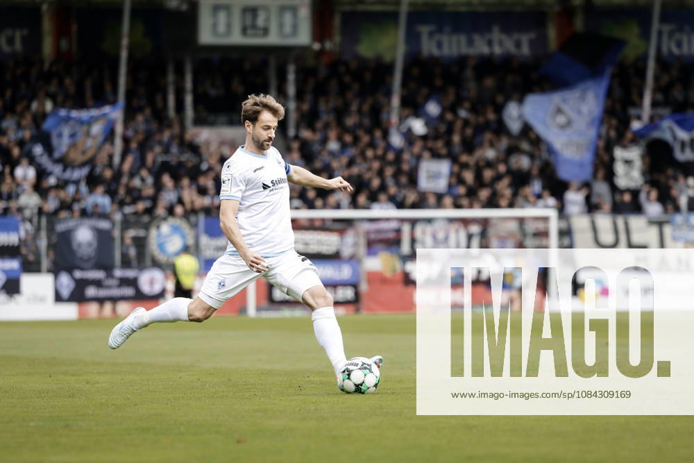 Fussball 3.Liga, SG Sonnenhof Grossaspach - SV Waldhof Mannheim v.l. Lukas Klünter (SV Waldhof Mannheim, 24) flankt den Ball