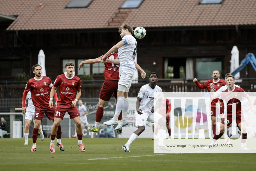 Fussball 3.Liga, SG Sonnenhof Grossaspach - SV Waldhof Mannheim v.l. Lukas Klünter (SV Waldhof Mannheim, 24) mit dem Kopf aufs Tor