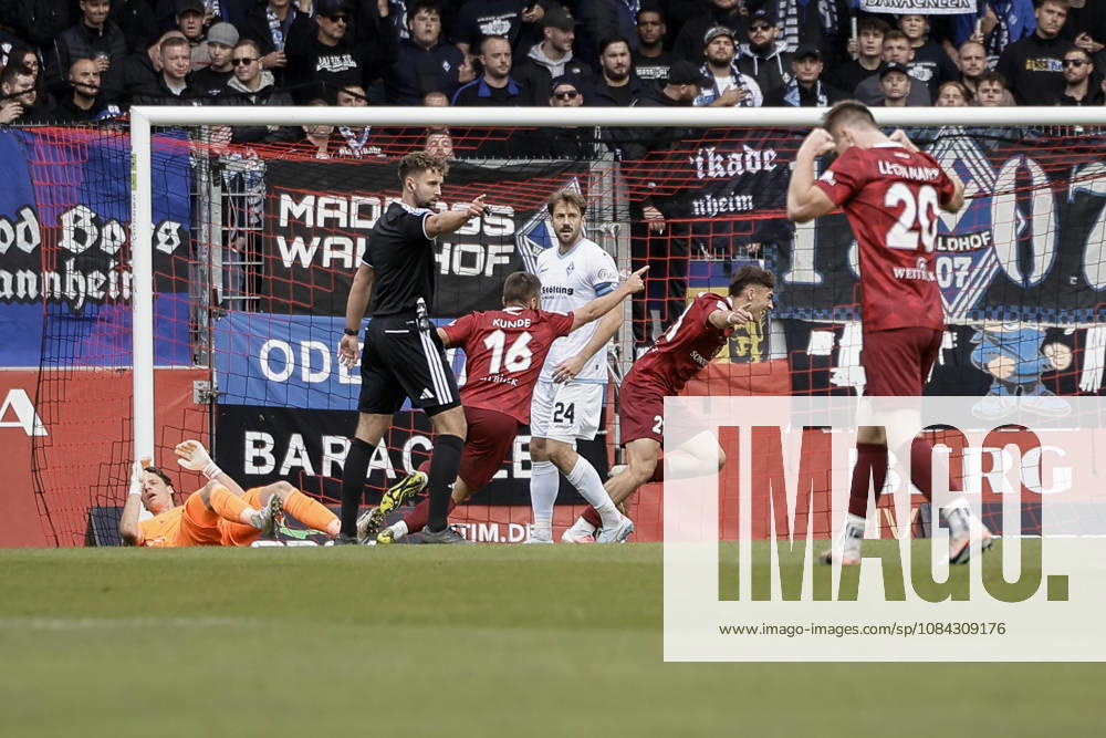 Fussball 3.Liga, SG Sonnenhof Grossaspach - SV Waldhof Mannheim v.l. das 1:0 durch Luca Molinari (SG Sonnenhof Großaspach, 21)
