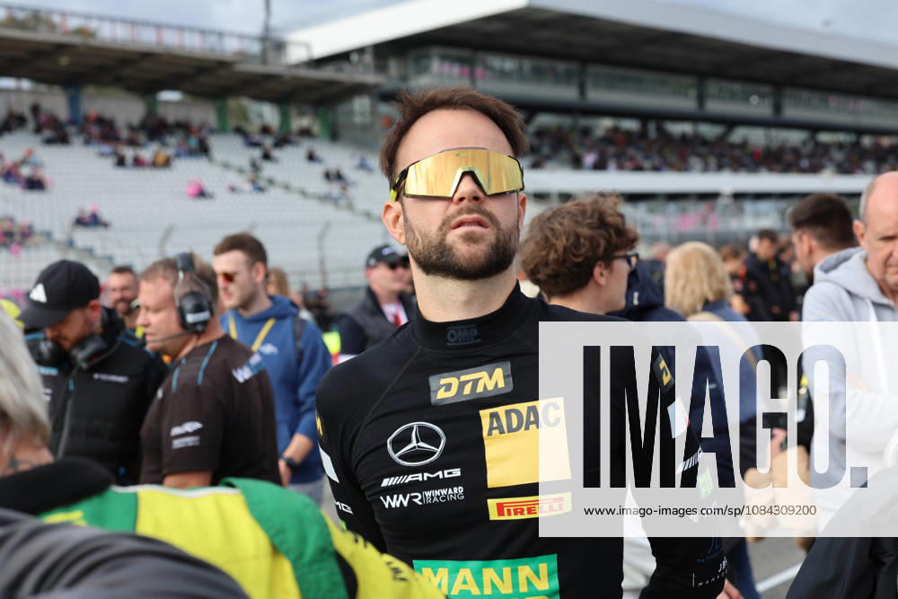Hockenheim, Deutschland 09.- 11. Oktober 2026: DTM - 2026 - Saisonfinale - Hockenheimring - Samstag Rennen 1 Im Bild: Jules Gounon (FRA 48) im Portrait schaut nach oben in den bewölkten bewoelkten Himmel Hockenheimring Baden Württemberg