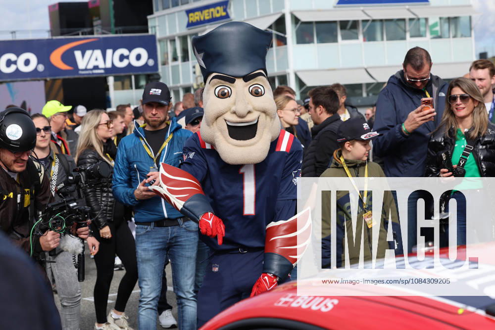 Hockenheim, Deutschland 09.- 11. Oktober 2026: DTM - 2026 - Saisonfinale - Hockenheimring - Samstag Rennen 1 Im Bild: New England Patriots Maskottchen im Grid Hockenheimring Baden Württemberg