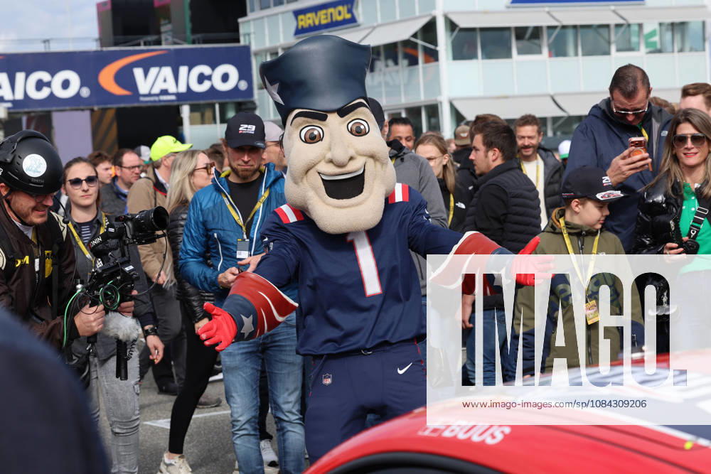 Hockenheim, Deutschland 09.- 11. Oktober 2026: DTM - 2026 - Saisonfinale - Hockenheimring - Samstag Rennen 1 Im Bild: New England Patriots Maskottchen im Grid Hockenheimring Baden Württemberg