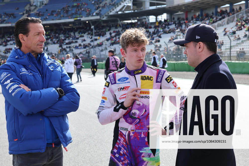 Hockenheim, Deutschland 09.- 11. Oktober 2026: DTM - 2026 - Saisonfinale - Hockenheimring - Samstag Rennen 1 Im Bild: von links Manuel Reuter und Finn Wiebelhaus (GER 64) im Gespräch mit einer weiteren Person Hockenheimring Baden Württemberg