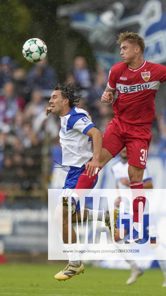 Hänsch-Arena, Meppen, GER, 3. Liga, 9. Spieltag: SV Meppen vs VfB Stuttgart II, Kopfballduell zwischen Niclas Nadj (SV Meppen 40) und Veit Stange (VfB Stuttgart II 31) DFL REGULATIONS PROHIBIT ANY USE OF PHOTOGRAPHS AS IMAGE SEQUENCES AND OR QUASI-VIDEO. Meppen Niedersachsen Hänsch-Arena