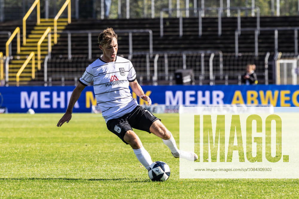 SSV Ulm 1846 Fußball vs. Eintracht Frankfurt II, Fussball, Regionalliga Südwest, 11. Spieltag, Donaustadion Ulm 10.10.26 Freisteller Einzelbild Benjamin Goller (SSV Ulm 1846 Fußball, 07) SSV Ulm 1846 Fußball vs. Eintracht Frankfurt II, Fussball, Regionalliga Südwest, 11. Spieltag, Donaustadion Ulm 10.10.26 Foto: Lucca Fundel Ulm Donaustadion Baden-Württemberg Deutschland