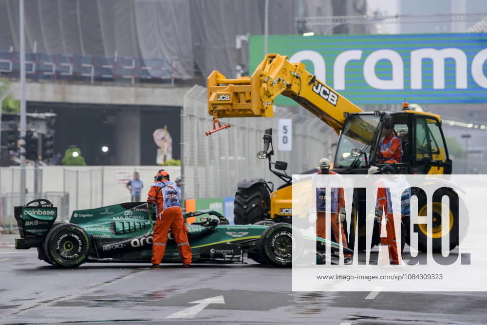 George Russell of Mercedes car is removed by marshalls after he and Sergio Perez of Cadillac collided during the sprint on Saturday 10th October , Singapore Grand Prix 2026, Marina Bay Street Circuit. Singapore Singapore - ZUMAc251 20261010_znp_c251_052