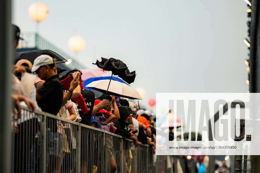 2026 Formula 1 Singapore Grand Prix - Sprint Heavy rain with fans putting on ponchos and umbrellas during Qualifying day on Saturday during the Formula 1 Singapore Airlines Singapore Grand Prix 2026 at Marina Bay Street Circuit, Singapore, on October 10, 2026. Photo by Antoine LAPEYRE Reveries Agency via ABACAPRESS.COM Singapore Singapore