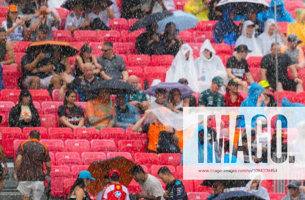 2026 Formula 1 Singapore Grand Prix - Sprint Audience with umbrellas under heavy rain during Qualifying day on Saturday during the Formula 1 Singapore Airlines Singapore Grand Prix 2026 at Marina Bay Street Circuit, Singapore, on October 10, 2026. Photo by Antoine LAPEYRE Reveries Agency via ABACAPRESS.COM Singapore Singapore