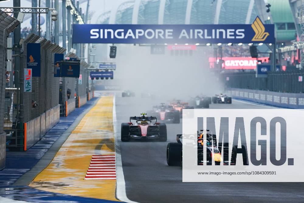 03 VERSTAPPEN Max (nld), Red Bull Racing Ford RB22, action F1 GP 17 Singapore 2026 F1 GP 17 Singapore 2026 81 PIASTRI Oscar (aus), McLaren F1 Team MCL40, action F1 GP 17 Singapore 2026 Singapore