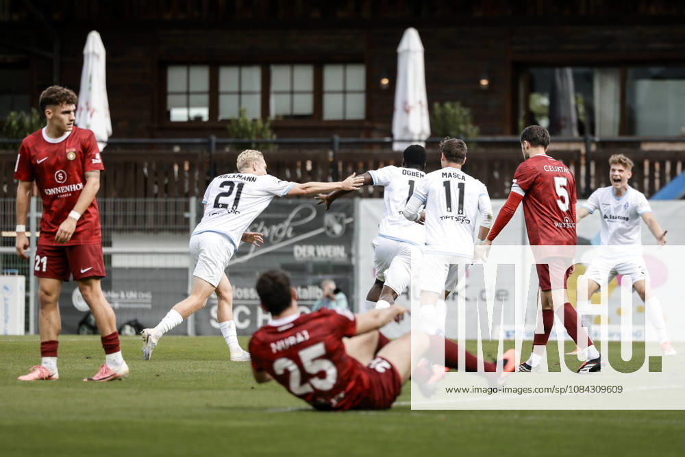 Fussball 3.Liga, SG Sonnenhof Grossaspach - SV Waldhof Mannheim v.l. Jubel über das 1:2 durch Oluwaseun Ogbemudia (SV Waldhof Mannheim, 14)