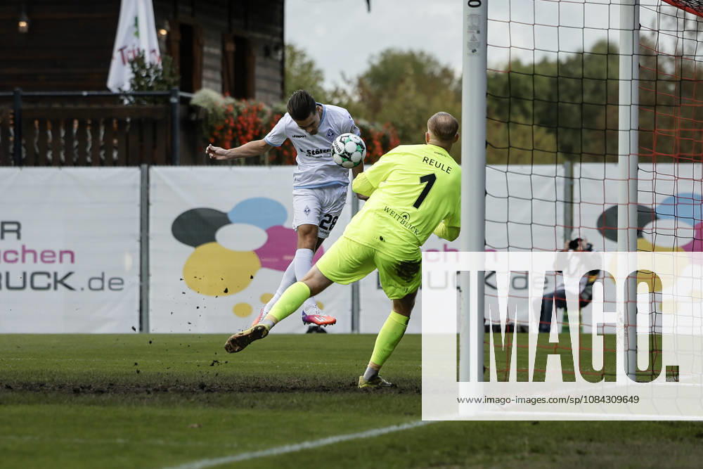Fussball 3.Liga, SG Sonnenhof Grossaspach - SV Waldhof Mannheim v.l. Diego Michel (SV Waldhof Mannheim, 28) allein vor Maximilian Reule (SG Sonnenhof Großaspach, 1) mit dem Kopf
