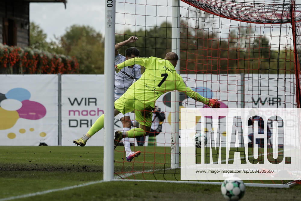 Fussball 3.Liga, SG Sonnenhof Grossaspach - SV Waldhof Mannheim v.l. Diego Michel (SV Waldhof Mannheim, 28) allein vor Maximilian Reule (SG Sonnenhof Großaspach, 1) mit dem Kopf
