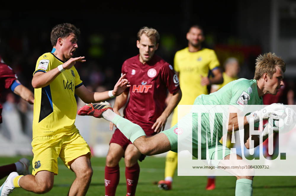 Fussball 3.Liga, Fortuna Koeln - Saarbrücken. Torwart Lennart Winkler ( SC Fortuna Köln ) , rechts und Alexander Staff , links ( Saarbrücken ) Koeln