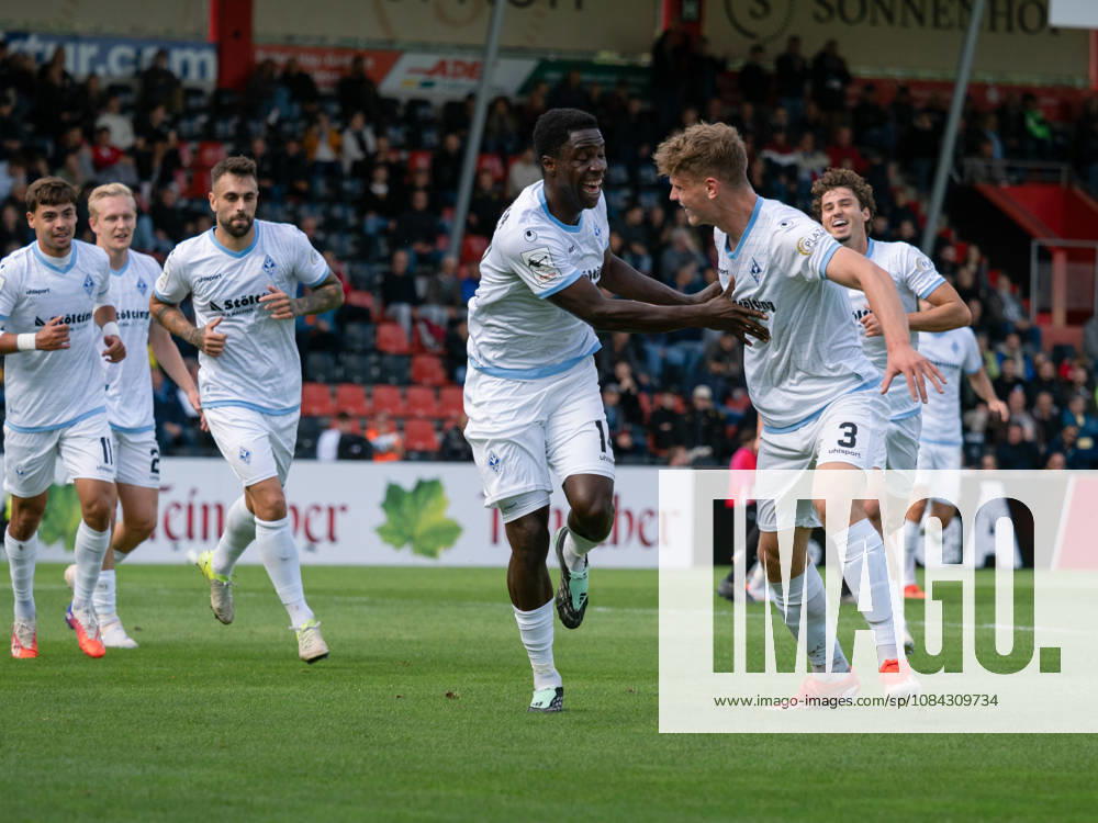 TOR zum 1:2 durch Oluwaseun Ogbemudia (SV Waldhof Mannheim, 14) in der Mitte, Jubel Freude Emotion Teamjubel Gestik Geste GER, Fussball, SG Sonnenhof Grossaspach vs. SV Waldhof Mannheim, 3. Liga, 8. Spieltag, Aspach, Saison 2026 2027, 10.10.2026 GER, Fussball, SG Sonnenhof Grossaspach vs. SV Waldhof Mannheim, 3. Liga, 8. Spieltag, Aspach, Saison 2026 2027, 10.10.2026 Aspach