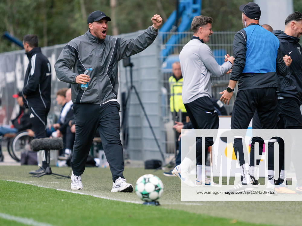 TOR zum 1:0 durch Luca Molinari (SG Sonnenhof Grossaspach, 21) Torjubel Trainer Pascal Reinhardt (SG Sonnenhof Grossaspach), Jubel Freude Emotion Teamjubel Gestik Geste GER, Fussball, SG Sonnenhof Grossaspach vs. SV Waldhof Mannheim, 3. Liga, 8. Spieltag, Aspach, Saison 2026 2027, 10.10.2026 GER, Fussball, SG Sonnenhof Grossaspach vs. SV Waldhof Mannheim, 3. Liga, 8. Spieltag, Aspach, Saison 2026 2027, 10.10.2026 Aspach