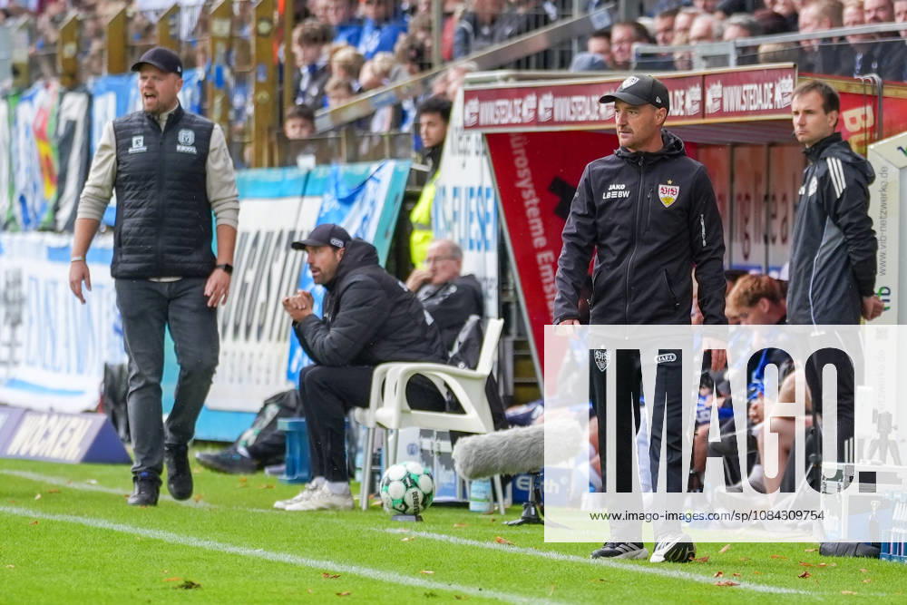 Deutschland: Fussball, 3. Liga, 8. Spieltag, Hänsch-Arena, Meppen, Emsland, Niedersachsen, SV Meppen vs. VfB Stuttgart U21, U 21 VfB Stuttgart II: Nico Willig (Trainer, VfB Stuttgart U21) und Lucas Beniermann (Trainer, SV Meppen)
