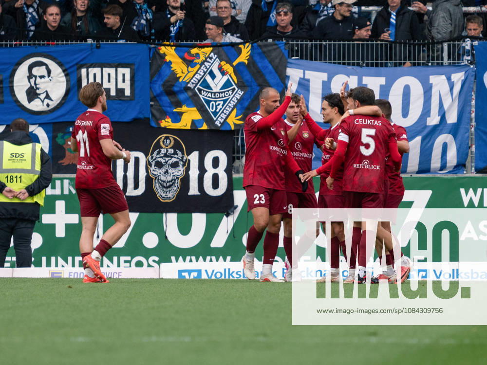 TOR zum 1:0 durch Luca Molinari (SG Sonnenhof Grossaspach, 21) Torjubel mit Mannschaft, Jubel Freude Emotion Teamjubel Gestik Geste GER, Fussball, SG Sonnenhof Grossaspach vs. SV Waldhof Mannheim, 3. Liga, 8. Spieltag, Aspach, Saison 2026 2027, 10.10.2026 GER, Fussball, SG Sonnenhof Grossaspach vs. SV Waldhof Mannheim, 3. Liga, 8. Spieltag, Aspach, Saison 2026 2027, 10.10.2026 Aspach