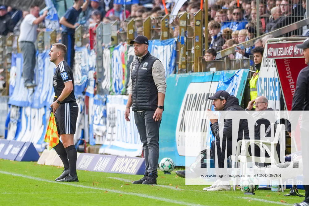 Deutschland: Fussball, 3. Liga, 8. Spieltag, Hänsch-Arena, Meppen, Emsland, Niedersachsen, SV Meppen vs. VfB Stuttgart U21, U 21 VfB Stuttgart II: Lucas Beniermann (Trainer, SV Meppen)