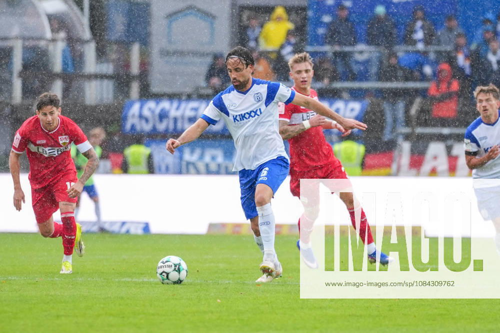 Deutschland: Fussball, 3. Liga, 8. Spieltag, Hänsch-Arena, Meppen, Emsland, Niedersachsen, SV Meppen vs. VfB Stuttgart U21, U 21 VfB Stuttgart II: Ersin Zehir (SV Meppen, 6) setzt sich durch.