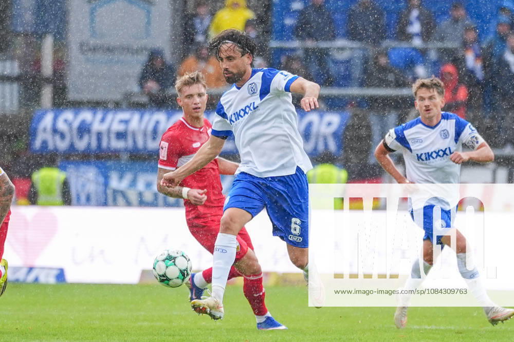 Deutschland: Fussball, 3. Liga, 8. Spieltag, Hänsch-Arena, Meppen, Emsland, Niedersachsen, SV Meppen vs. VfB Stuttgart U21, U 21 VfB Stuttgart II: Ersin Zehir (SV Meppen, 6) setzt sich durch.