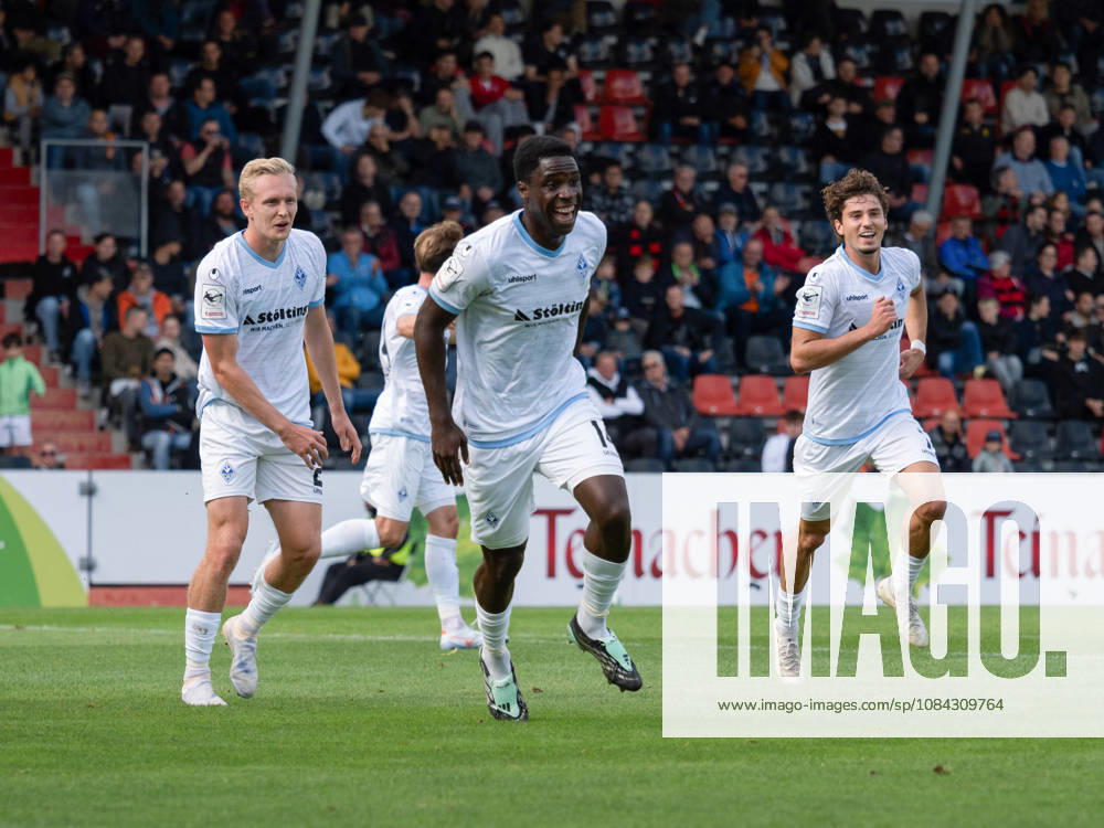 TOR zum 1:2 durch Oluwaseun Ogbemudia (SV Waldhof Mannheim, 14) in der Mitte, Jubel Freude Emotion Teamjubel Gestik Geste GER, Fussball, SG Sonnenhof Grossaspach vs. SV Waldhof Mannheim, 3. Liga, 8. Spieltag, Aspach, Saison 2026 2027, 10.10.2026 GER, Fussball, SG Sonnenhof Grossaspach vs. SV Waldhof Mannheim, 3. Liga, 8. Spieltag, Aspach, Saison 2026 2027, 10.10.2026 Aspach