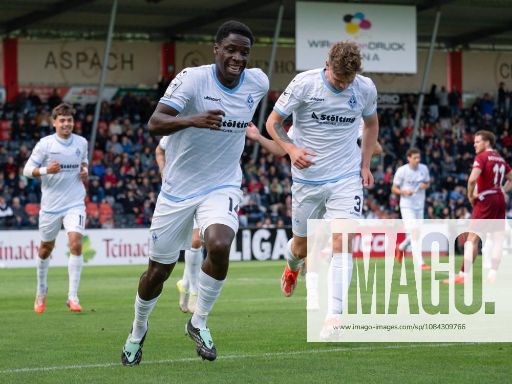 TOR zum 1:2 durch Oluwaseun Ogbemudia (SV Waldhof Mannheim, 14) in der Mitte, Jubel Freude Emotion Teamjubel Gestik Geste GER, Fussball, SG Sonnenhof Grossaspach vs. SV Waldhof Mannheim, 3. Liga, 8. Spieltag, Aspach, Saison 2026 2027, 10.10.2026 GER, Fussball, SG Sonnenhof Grossaspach vs. SV Waldhof Mannheim, 3. Liga, 8. Spieltag, Aspach, Saison 2026 2027, 10.10.2026 Aspach