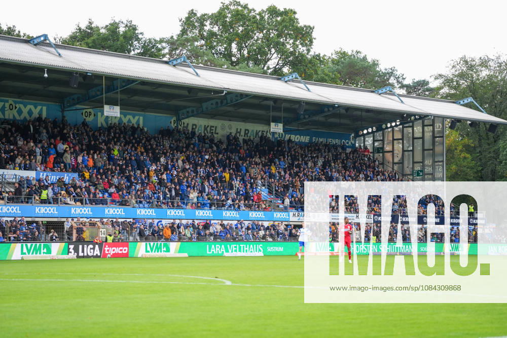 Deutschland: Fussball, 3. Liga, 8. Spieltag, Hänsch-Arena, Meppen, Emsland, Niedersachsen, SV Meppen vs. VfB Stuttgart U21, U 21 VfB Stuttgart II: Das Stadion erhebt sich.