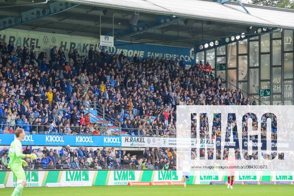 Deutschland: Fussball, 3. Liga, 8. Spieltag, Hänsch-Arena, Meppen, Emsland, Niedersachsen, SV Meppen vs. VfB Stuttgart U21, U 21 VfB Stuttgart II: Das Stadion erhebt sich.